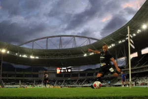 Carioca: Lateral do Botafogo rompe ligamento do joelho e passará por cirurgia