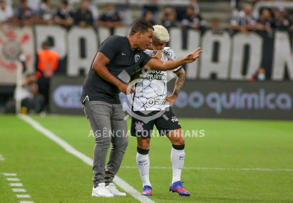 fernando lazaro treinador interino corinthians