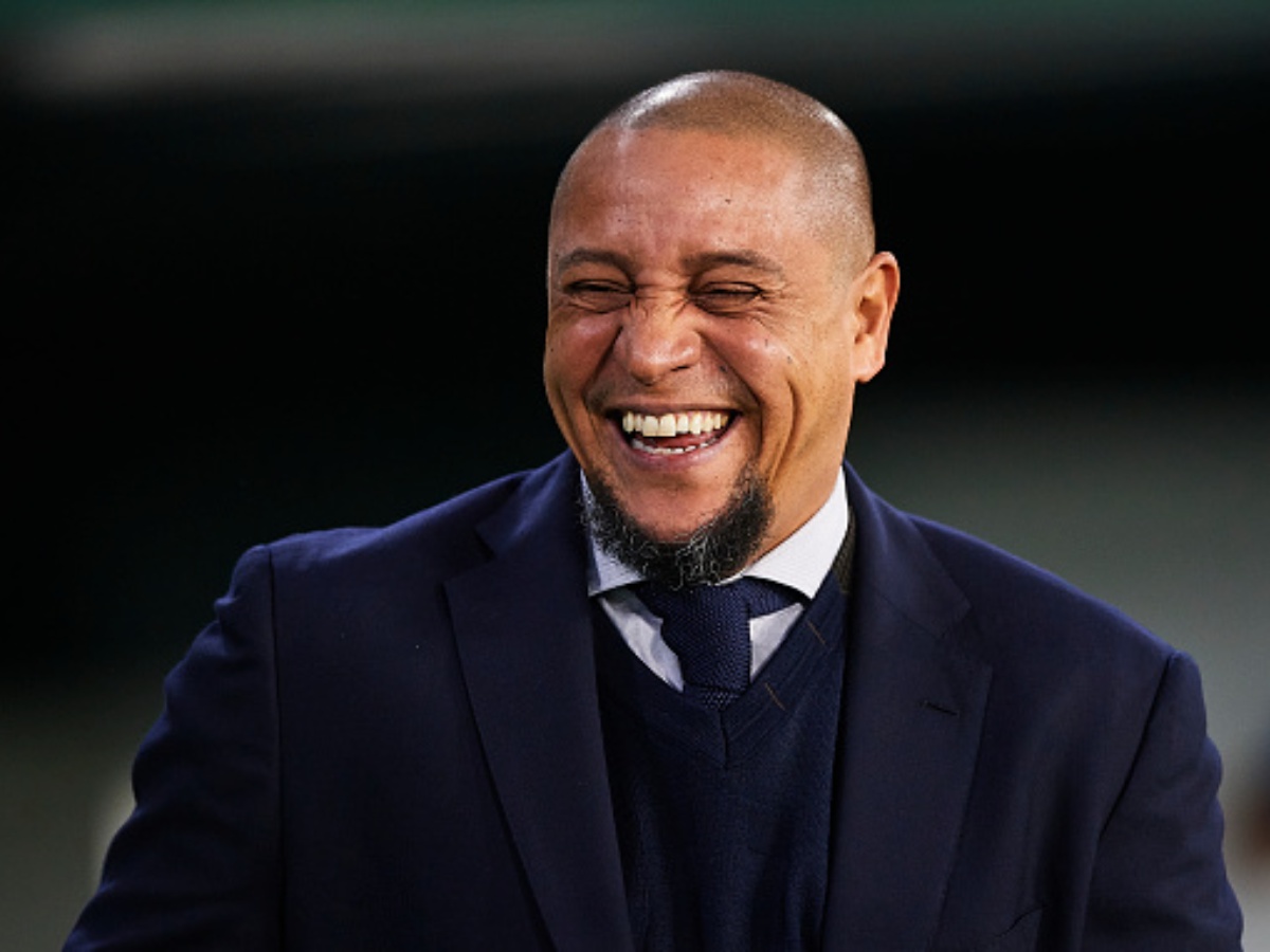 Time amador de pub inglês ganha rifa e terá ex-lateral Roberto Carlos por um jogo