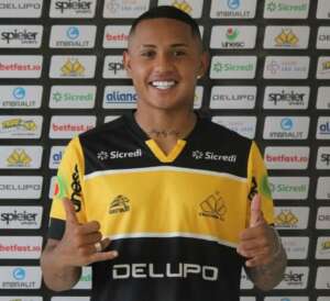 Pé quente, atacante é apresentado no Criciúma