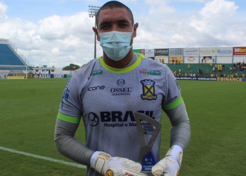 Em seu 3º Paulistão seguido, goleiro do Santo André recebe prêmio de melhor em campo