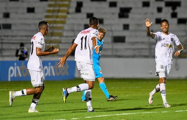 jogadores ponte preta comemoracao 01