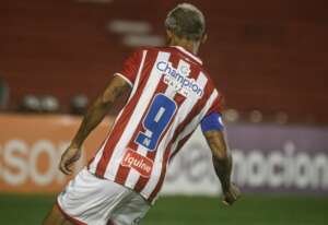 Pernambucano: Ídolo do Náutico parte para briga com torcedores após protesto