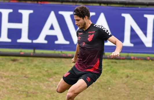 Paranaense: Athletico renova com lateral acusado de homicídio e volante
