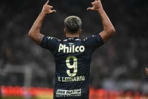 Herói no clássico, Marcos Leonardo carrega o peso da 9 do Santos com só 18 anos