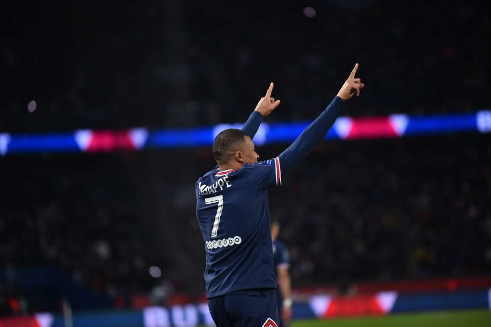 FRANCÊS: Mbappé faz 2, PSG bate o Saint-Étienne e se aproxima do título