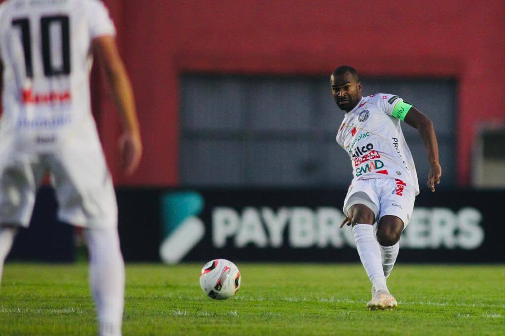 PARANAENSE: Coxa empata e líder Fantasma atropela Paraná 2 operario parana2 1