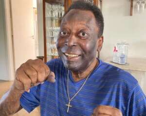 Pelé posta foto sorridente após boato sobre estado de saúde: 'Não estou bonitão?'