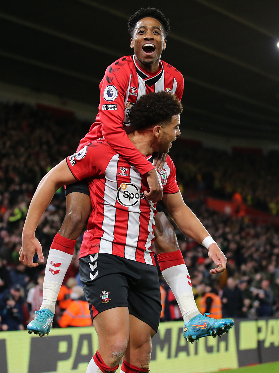 INGLÊS: Southampton ganha e sobe na tabela