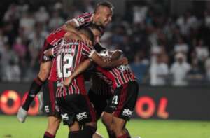 Santos 0 x 3 São Paulo - Tricolor afunda rival e alivia pressão em Ceni