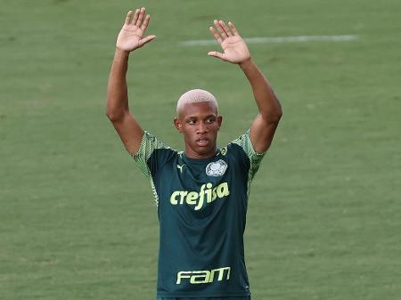 volante danilo do palmeiras participa de treino na academia de futebol