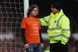 Torcedor se prende na trave na Inglaterra