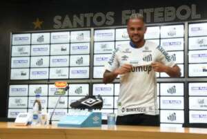 Auro cita DNA ofensivo como predominante para acerto com Santos