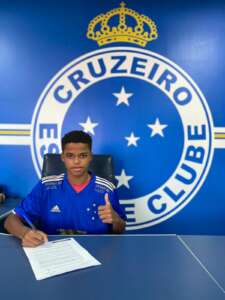 Mineiro: Cruzeiro renova com jovem zagueiro da base
