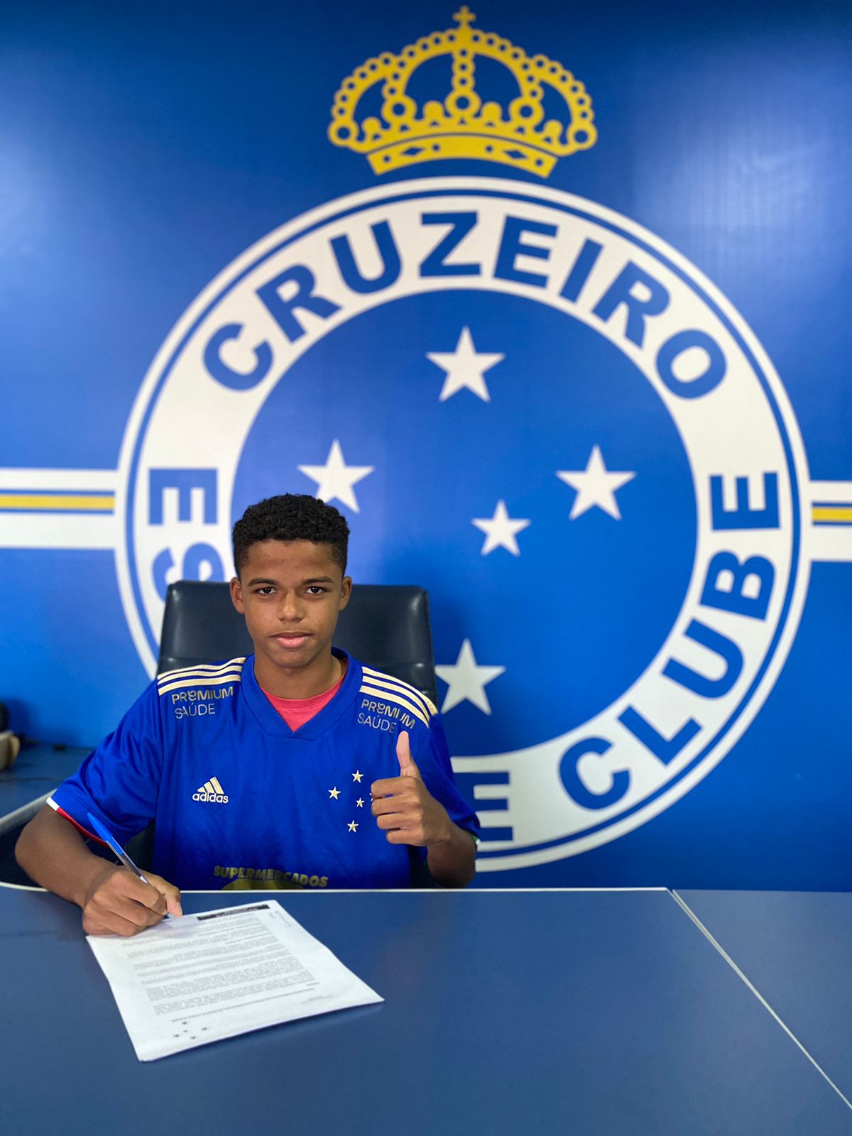 Mineiro: Cruzeiro renova com jovem zagueiro da base