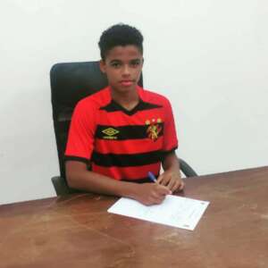 Jovem zagueiro assina com o Sport após passagem pelo Cruzeiro