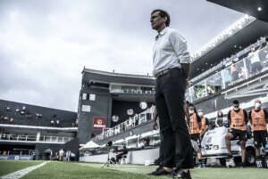 Aguardando por reforços, Bustos tenta ajustar lateral direita do Santos