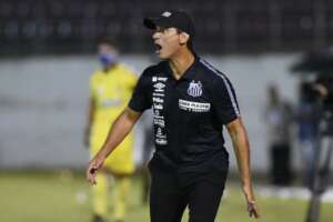 Ainda sem vencer no comando do Santos, Bustos avisa: 'Feliz não estou'