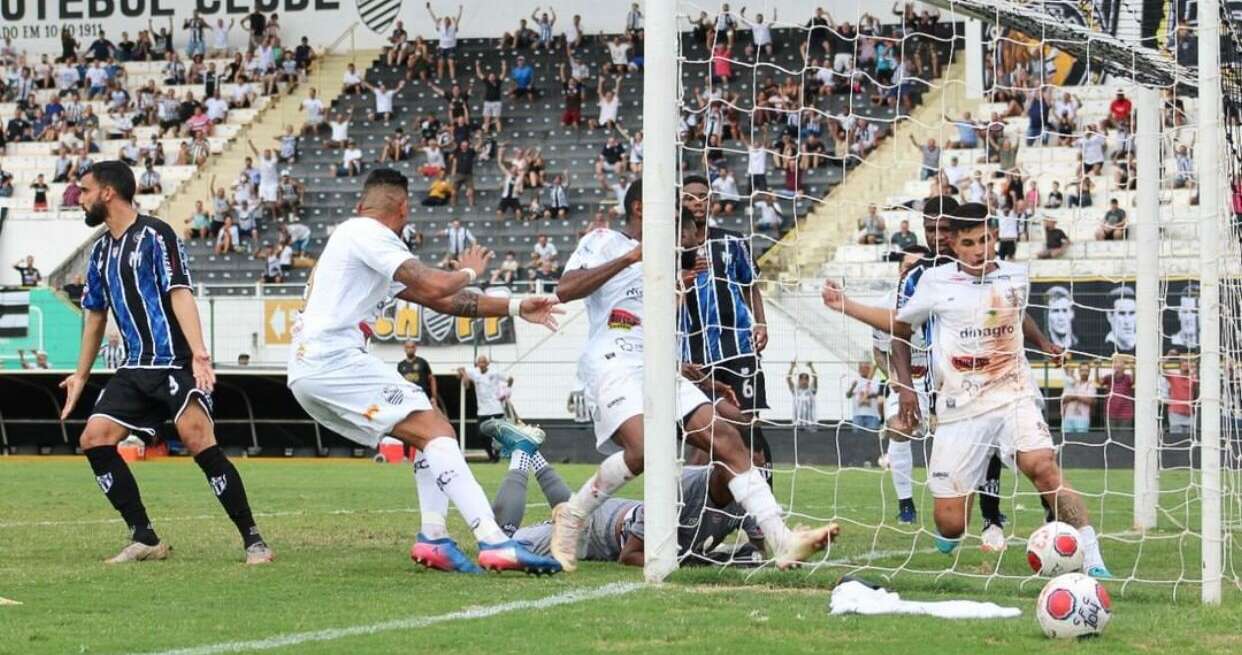 Lance do jogo entre Comercial e EC São Bernardo