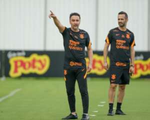 Sem Fábio Santos, Corinthians fecha preparação para o clássico contra São Paulo