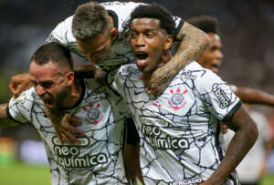 Renato Augusto adverte para Corinthians ser mais agressivo diante do São Paulo