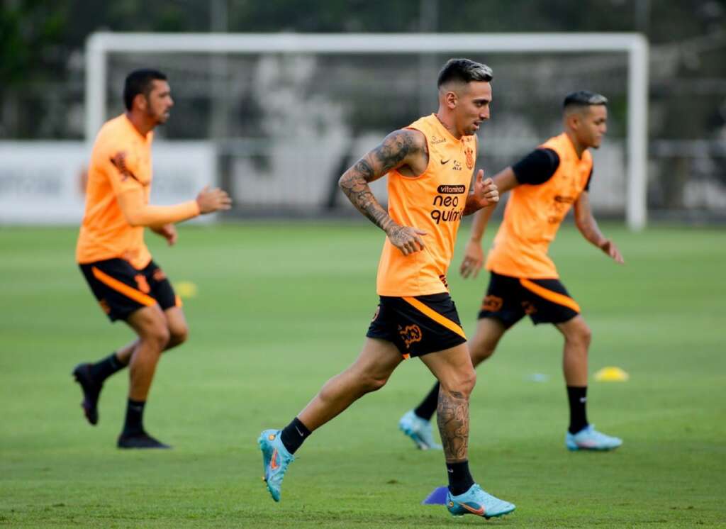 Livre da indisposição, zagueiro participa de treino no Corinthians