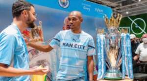 Jogador leva taça da Premier League para Recife