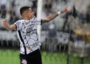 Corinthians encaminha venda de atacante para grupo do City