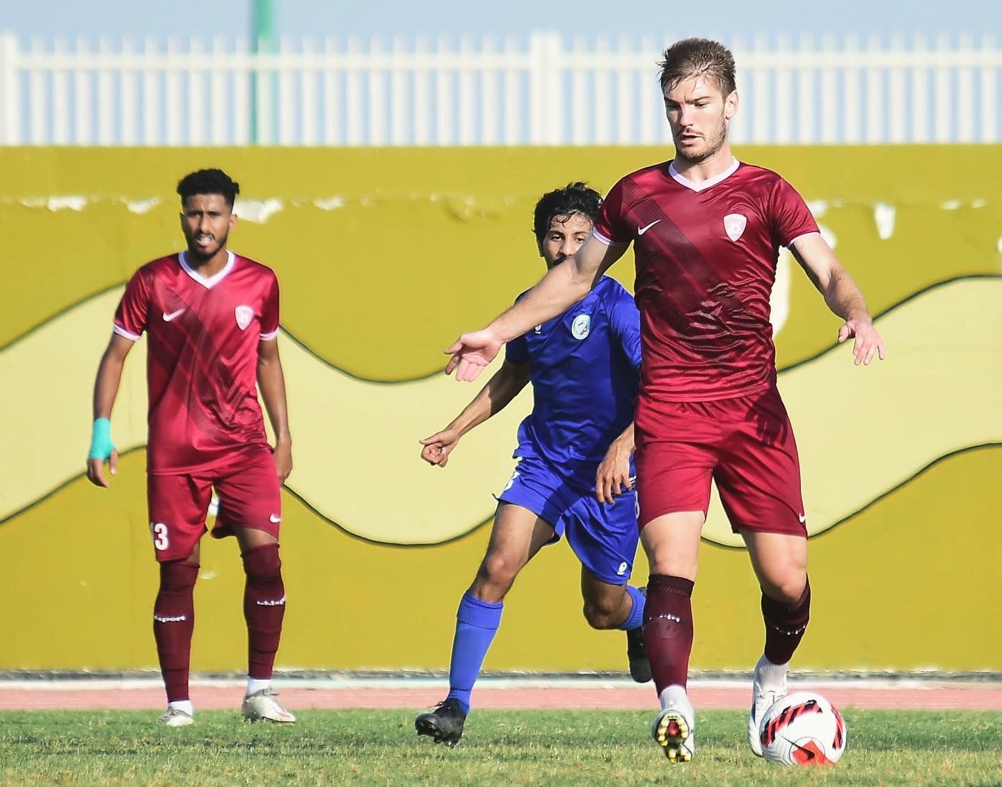 Campeão com seleção de base se destaca na Arábia e chama atenção de clubes