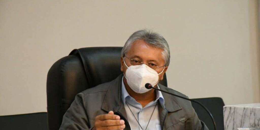 Em Catanduva, padre reza missa, administra a cidade e dirige um time de futebol