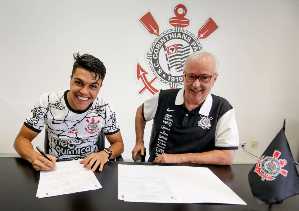 Corinthians renova contrato do meia até o fim de 2024