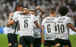 Vítor Pereira se encanta com apoio da Fiel