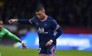 Mbappé se machuca e vira dúvida para PSG x Real