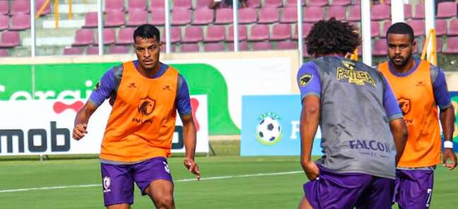 Falcon treinando para enfrentar Frei Paulistano