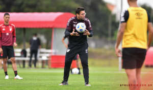 Presidente do Athletico-PR banca treinador