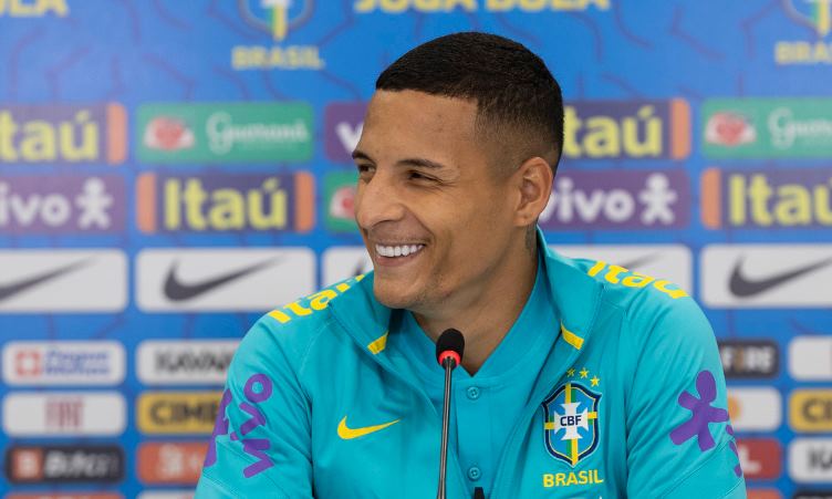 Guilherme Arana na entrevista coletiva pela seleção brasileira 