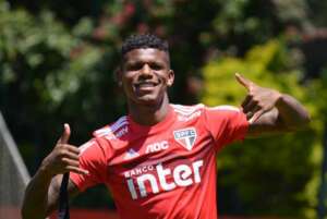 Zagueiro falta de treino e é multado pelo São Paulo