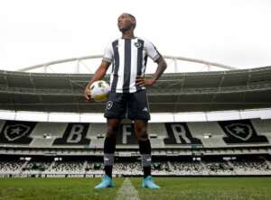 Botafogo apresenta ex-volante do Palmeiras
