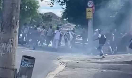 Torcedores de Atlético-MG e Cruzeiro entram em conflito; dois são baleados 2 briga