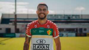 Brusque fecha com atacante para fases finais