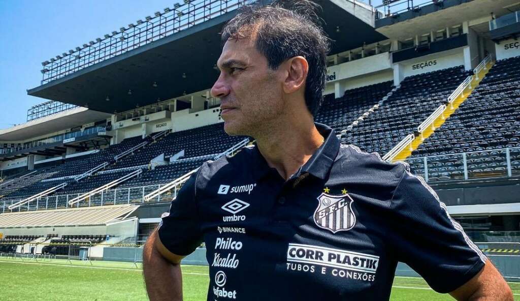 Fabián Bustos não poupa ninguém e faz treinamento de 3 horas no Santos