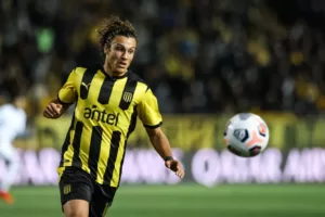 Athletico-PR negocia com jogador da seleção uruguaia