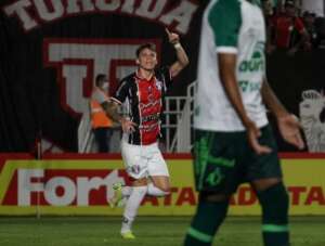 Chapecoense acerta com destaque do Joinville