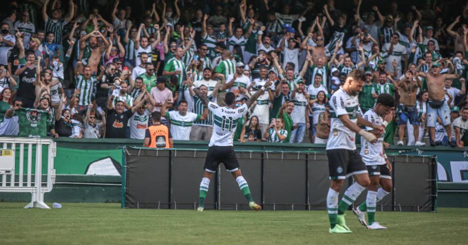 Alef Manga comemorando gol