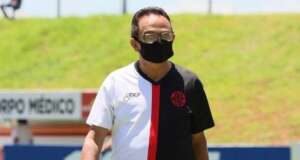 Técnico livra time da degola e cai nos braços da torcida