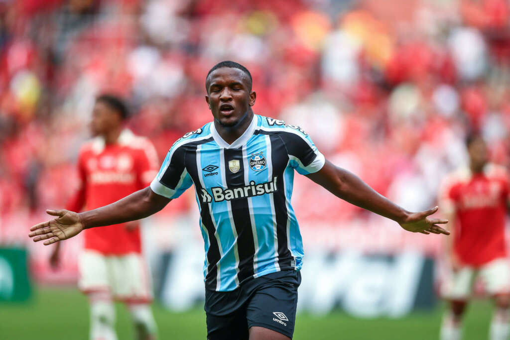 GAÚCHO: Grêmio atropela rival e está perto da final