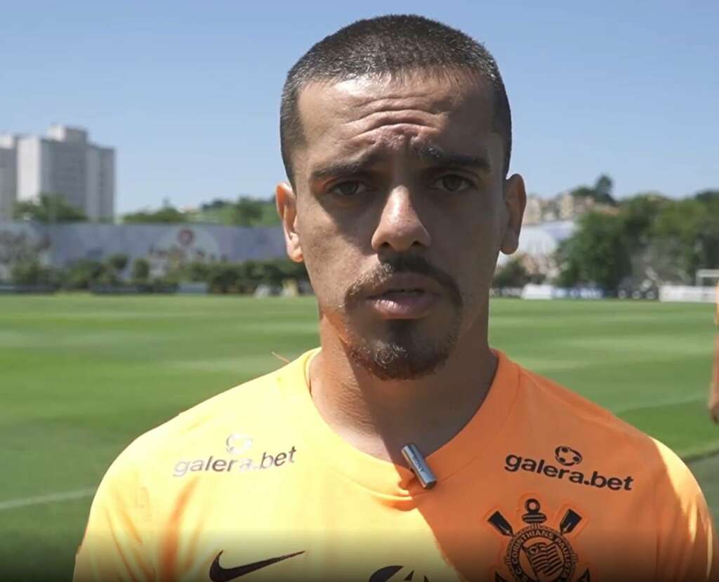 Fagner dando entrevista no CT do Corinthians