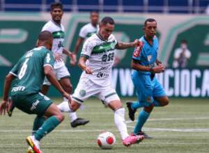 Maxwell não aprende a lição e facilita vitória do Palmeiras