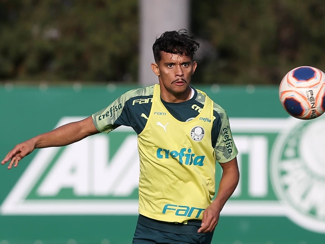 gustavo scarpa durante treino do palmeiras na academia de futebol