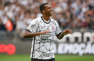 Atacante comemora aniversário e esquece de voltar ao Corinthians